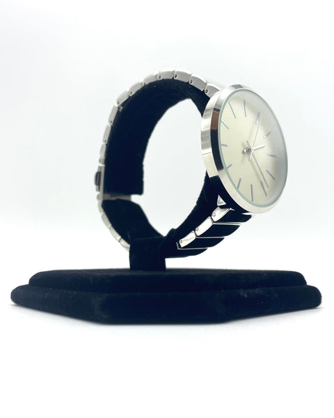 Atemporal silver round watch design. Molded with the highest stainless steel quality and sterling silver dipped.